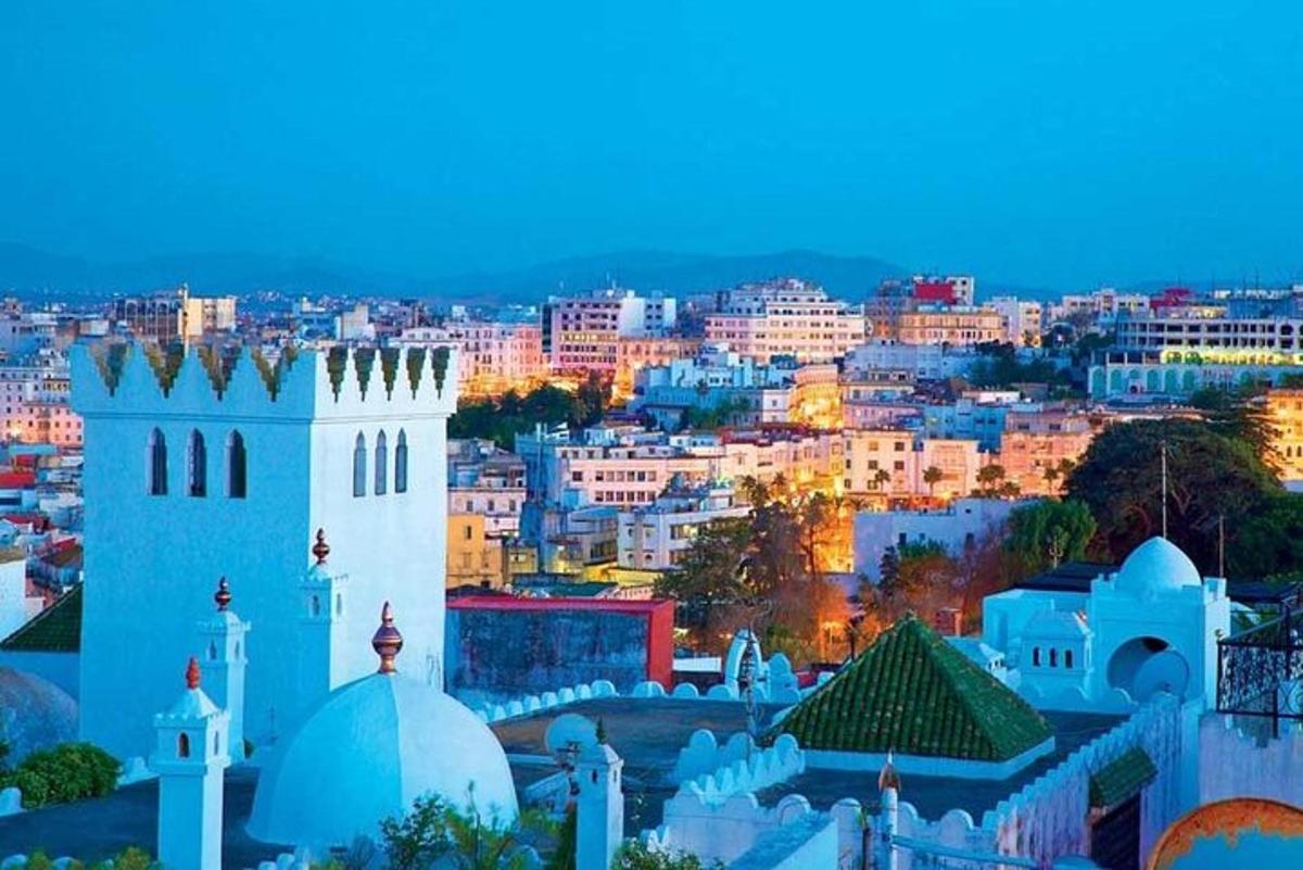 una vista di una città al crepuscolo
