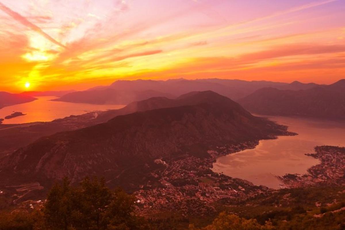 pohled na město a jezero při západu slunce