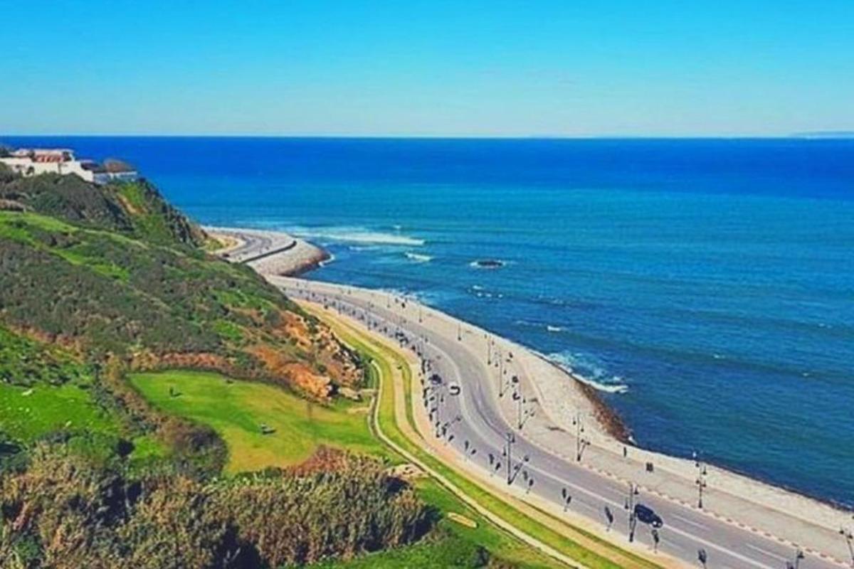 uma vista aérea de uma estrada próxima ao oceano