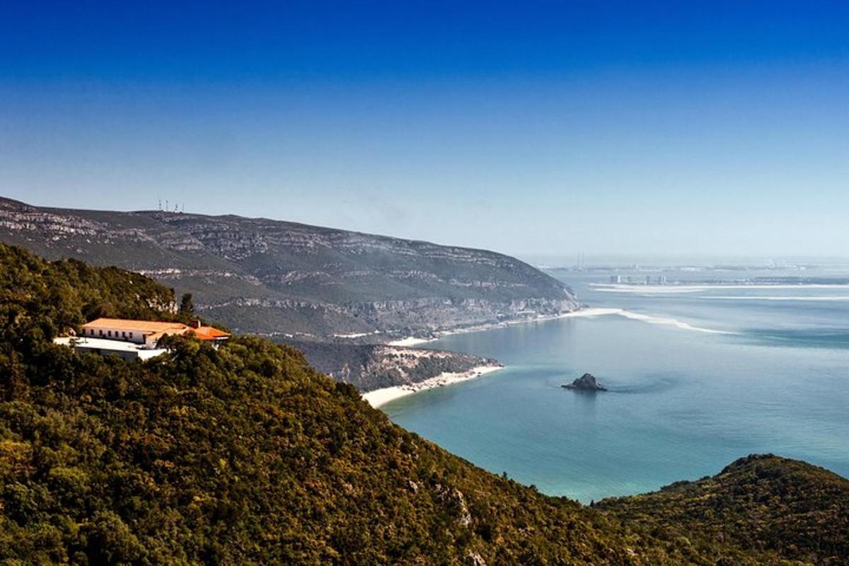 una casa su una collina vicino a uno specchio d'acqua