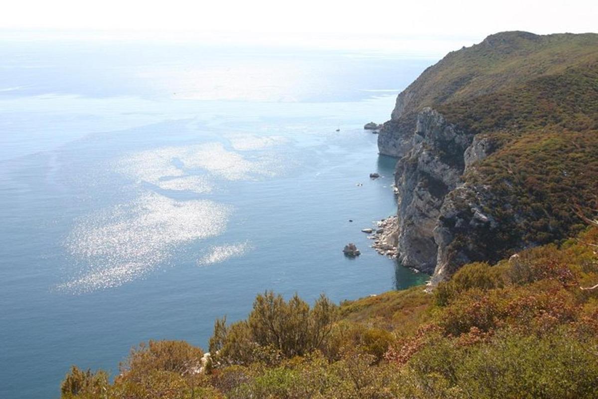 una vista di un grande specchio d'acqua da una montagna