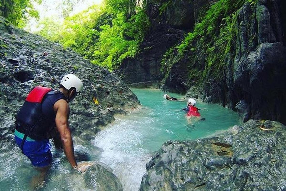 un gruppo di persone nell'acqua di un fiume
