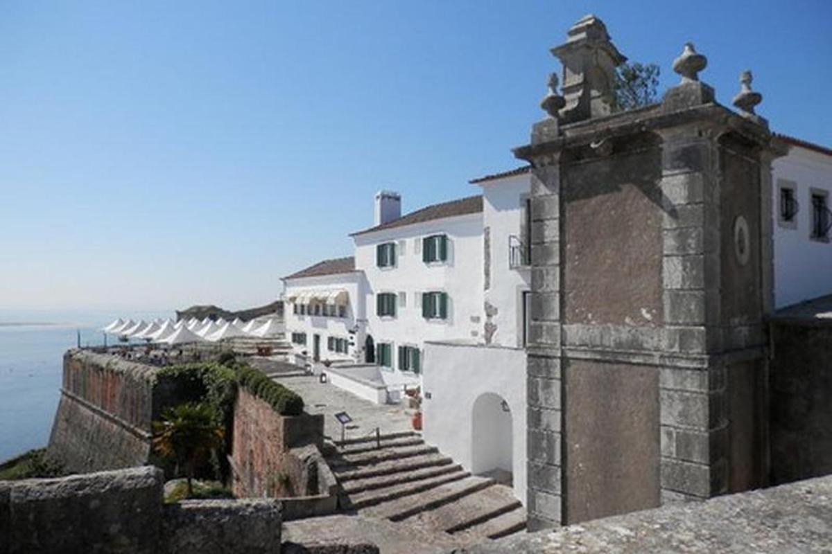 un gruppo di edifici bianchi sul lato dell'oceano