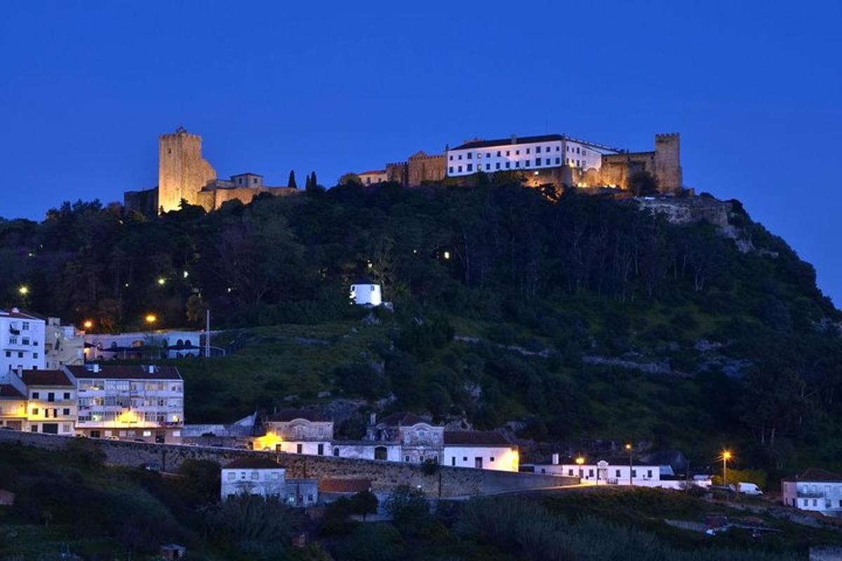 un castello in cima a una collina di notte