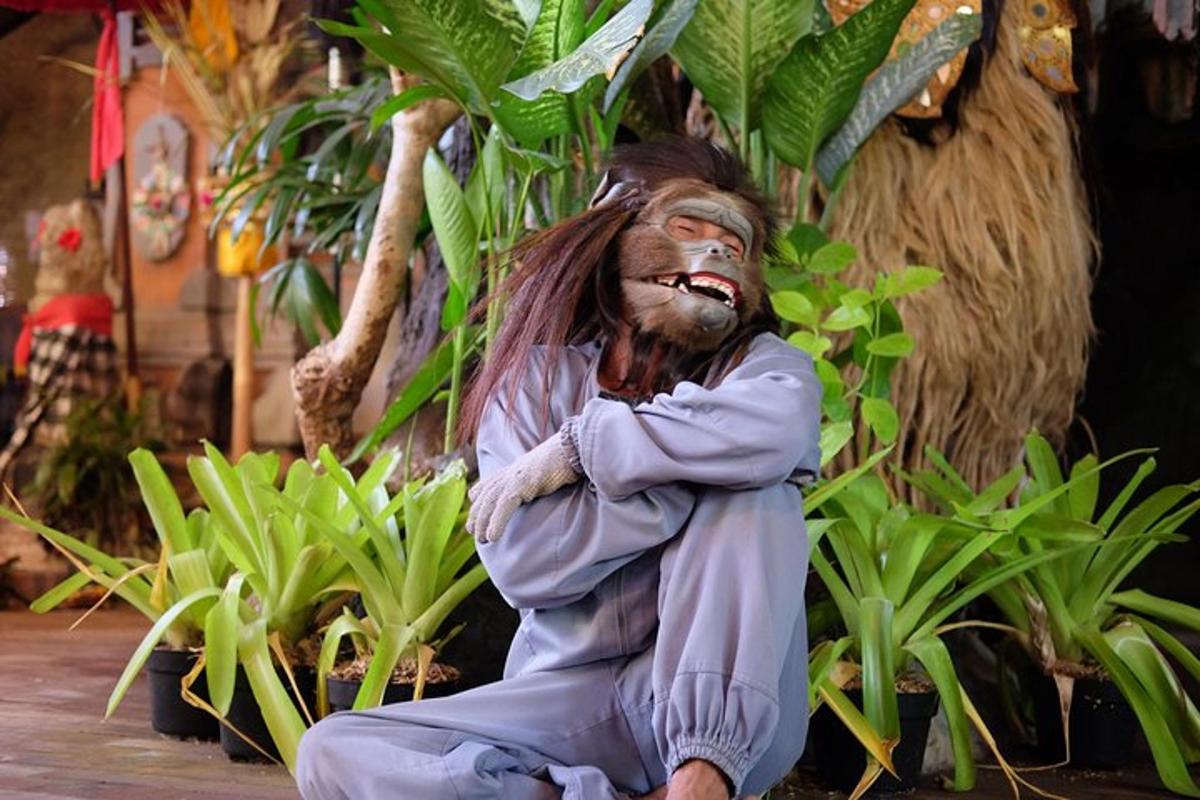 una statua di un uomo seduto accanto alle piante