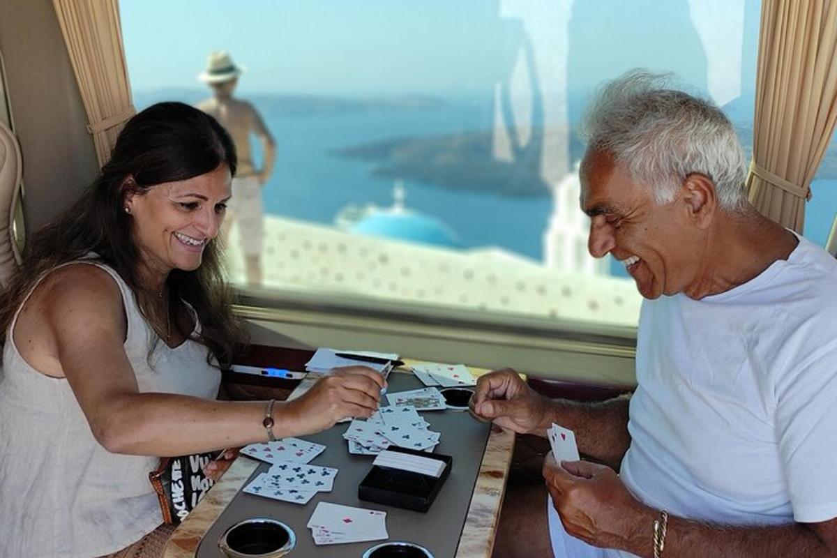 Μια γυναίκα και ένας ηλικιωμένος άνδρας παίζουν ένα επιτραπέζιο παιχνίδι