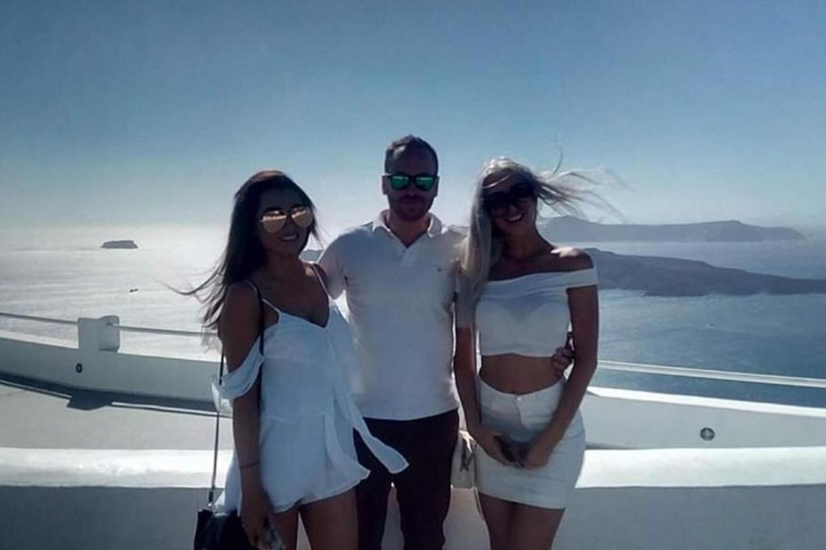 μια ομάδα ανθρώπων που στέκονται πάνω σε μια βάρκα