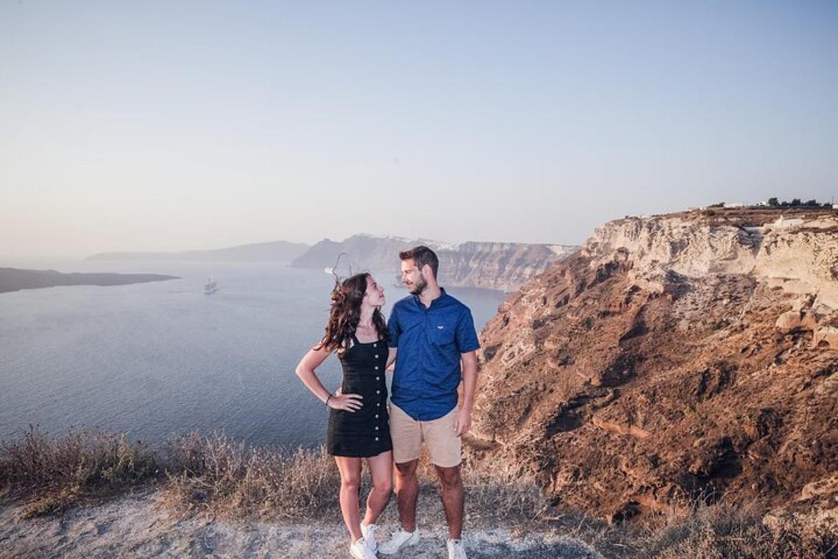 un uomo e una donna in piedi in cima a una scogliera