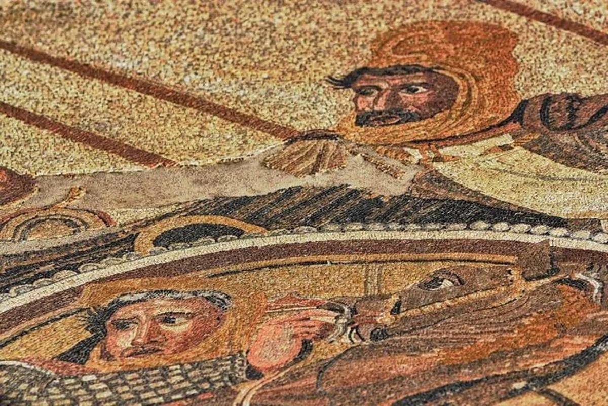 Un mosaico de un hombre y una mujer en el suelo.