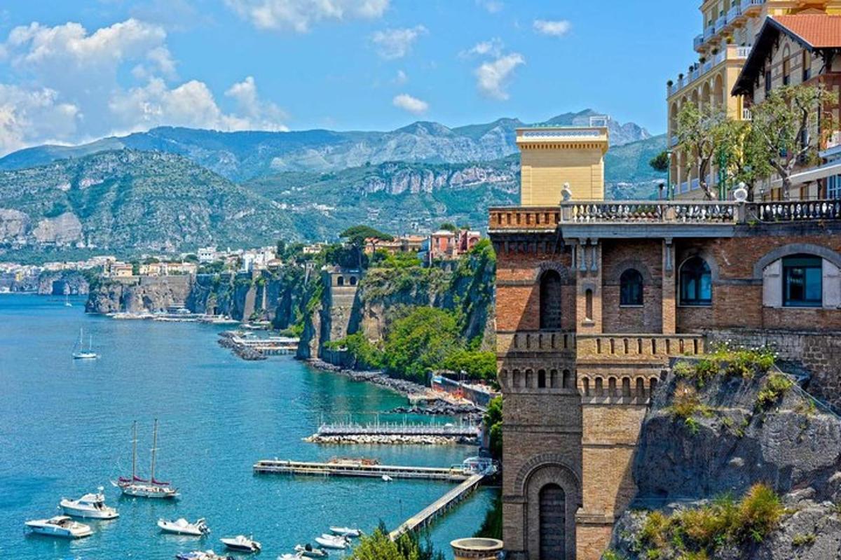 una vista di un fiume con barche in acqua