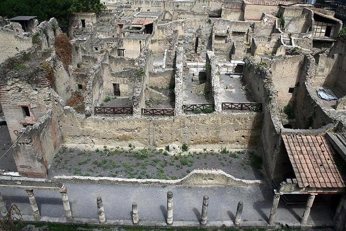 Una vista aérea de un edificio antiguo con patio.