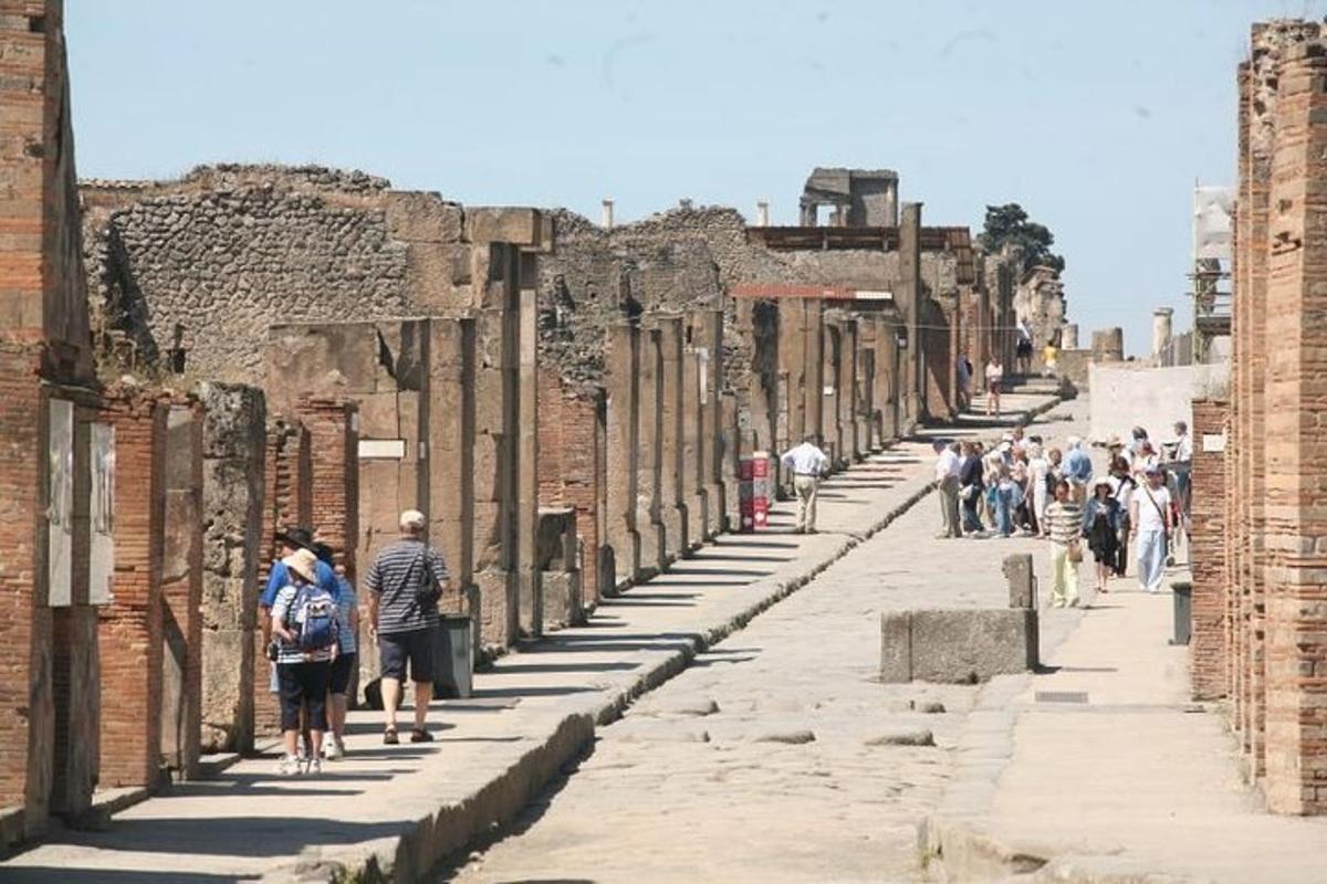 un gruppo di persone che camminano lungo una strada