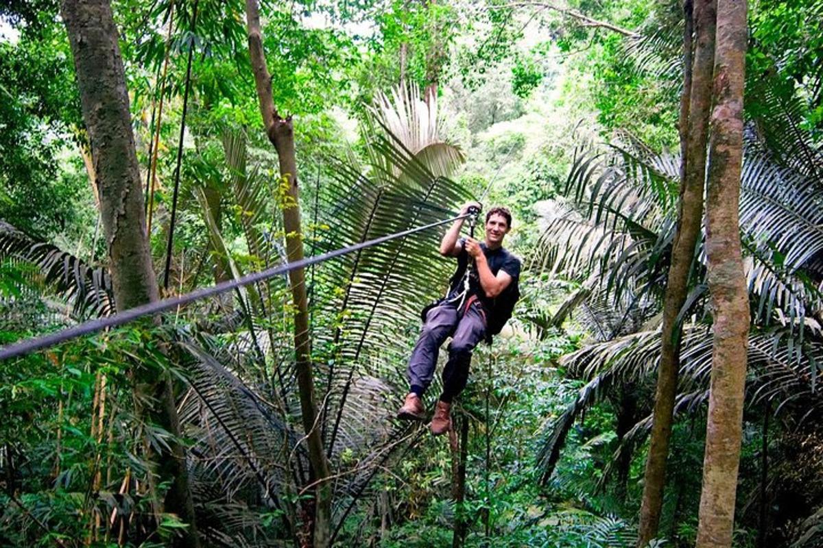 um homem em uma ponte de corda na selva