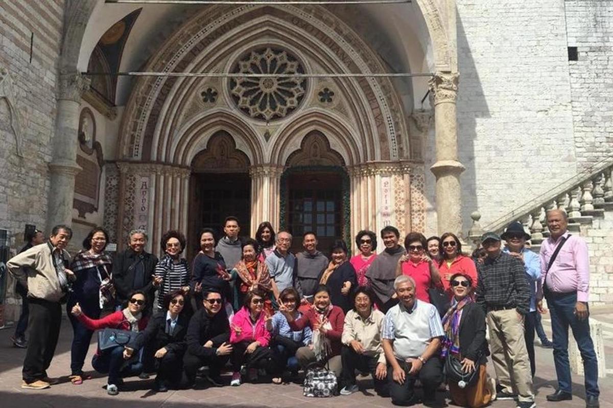 Un grupo de personas posando frente a un edificio.