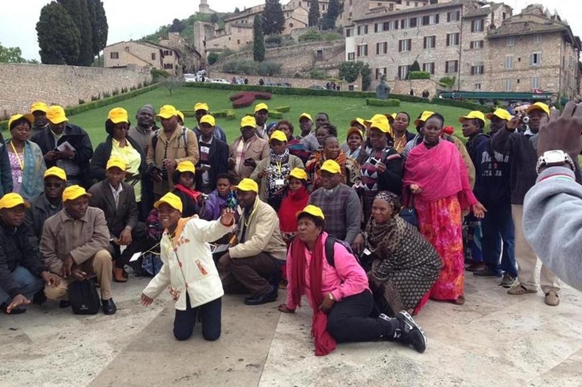 un gruppo di persone che indossano cappelli gialli in posa per una foto