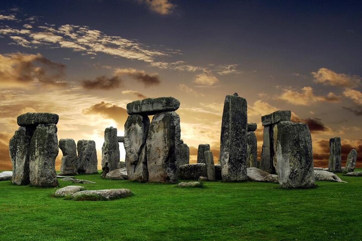egy csoport Stonehenge-i kő egy mezőn