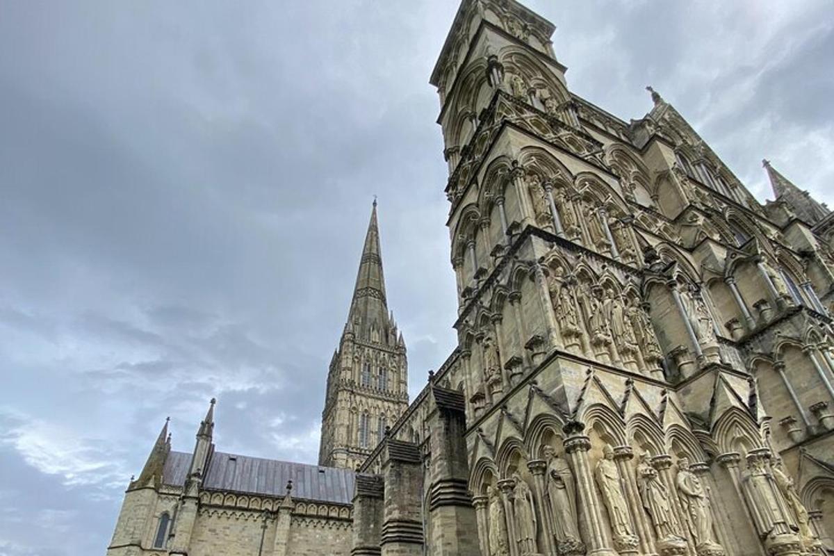 sebuah katedral besar dengan menara dan menara