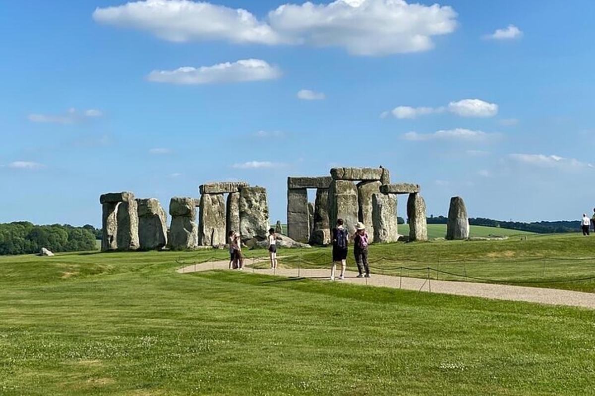 Skupina lidí stojící před Stonehenge