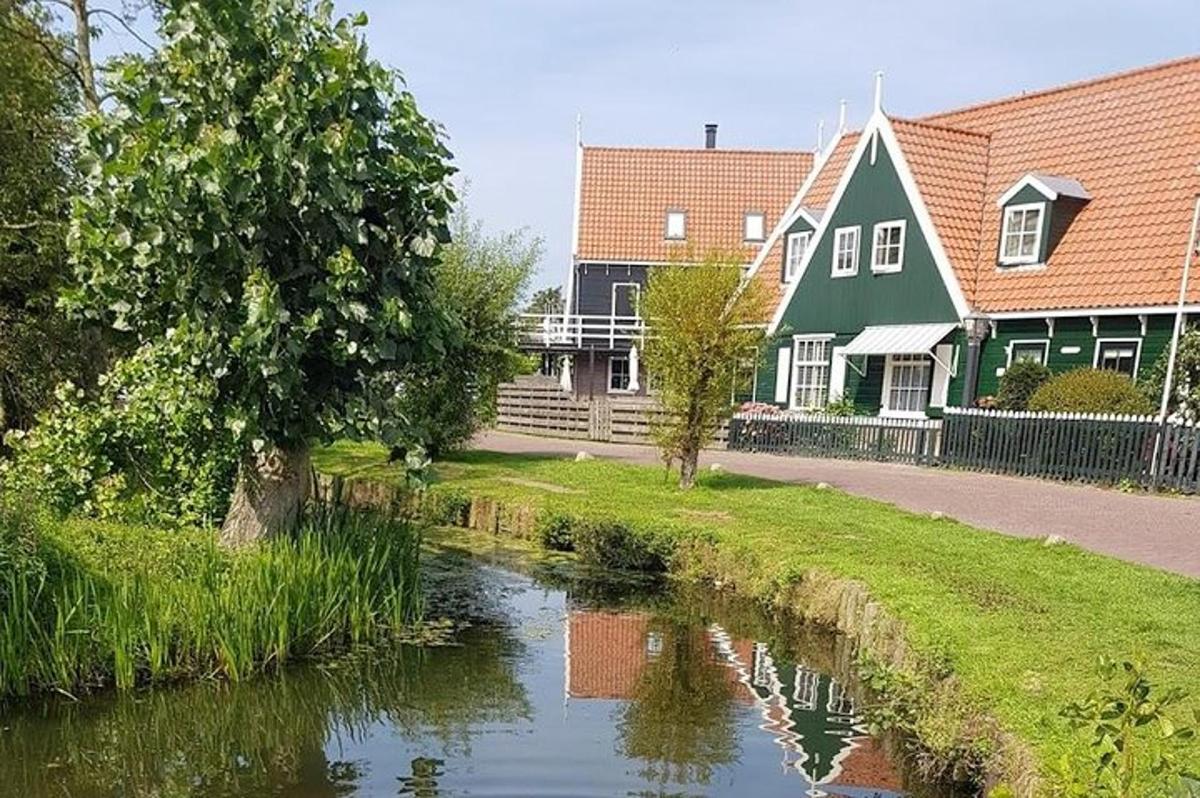 hús og á fyrir framan byggingu