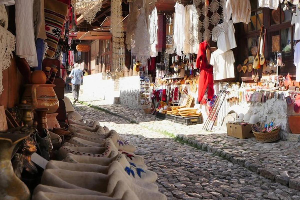 un carrer amb un mercat amb roba exposada
