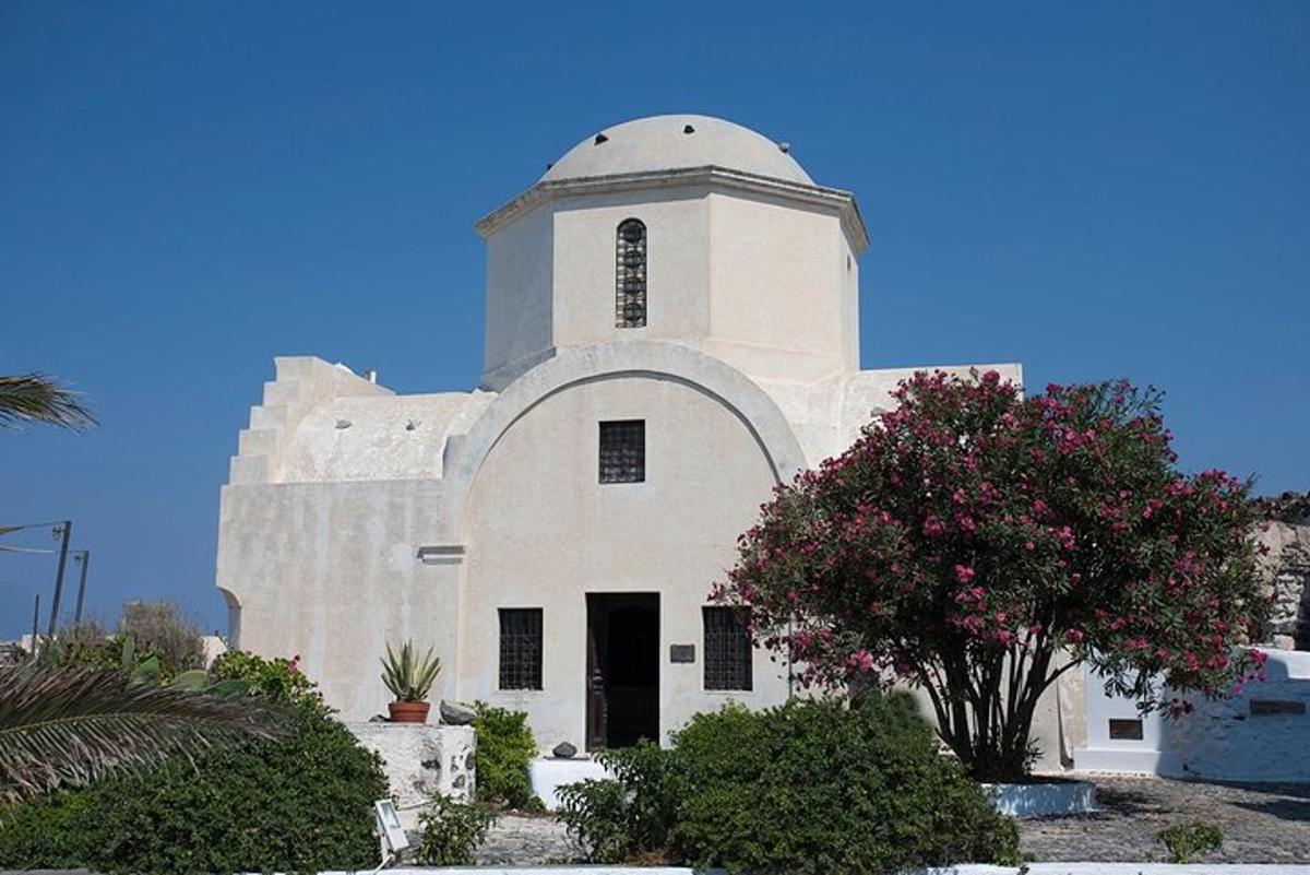 un grande edificio bianco con una cupola in cima