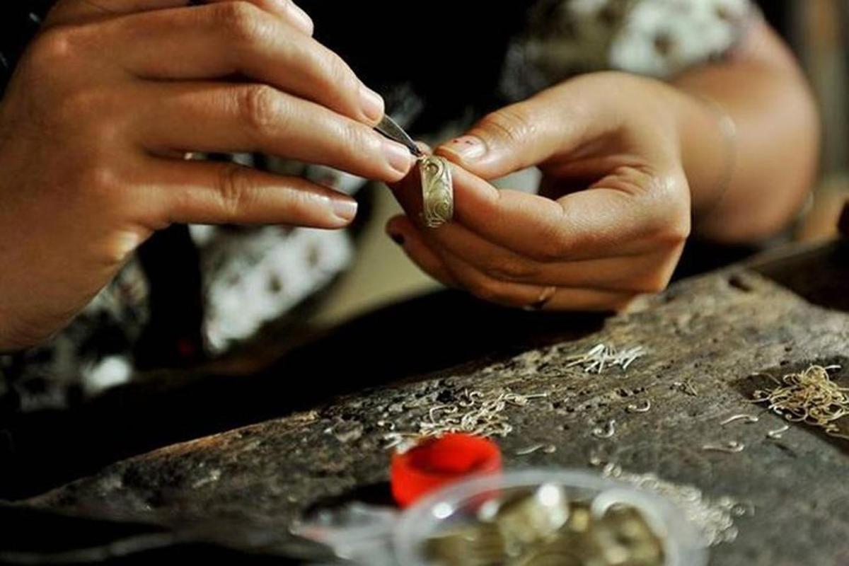 μια γυναίκα βάζει ένα δαχτυλίδι στο δάχτυλό της