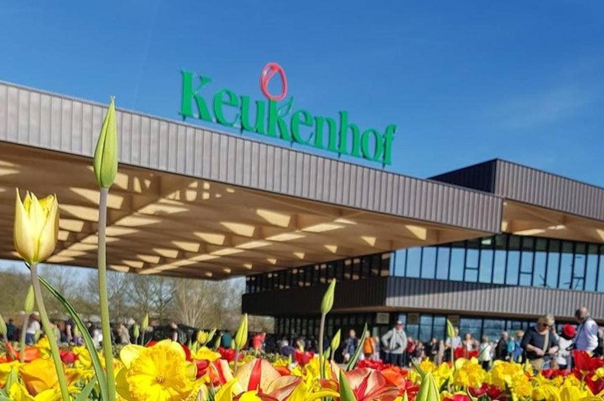 Kleinell-bygging með blómum fyrir framan hana