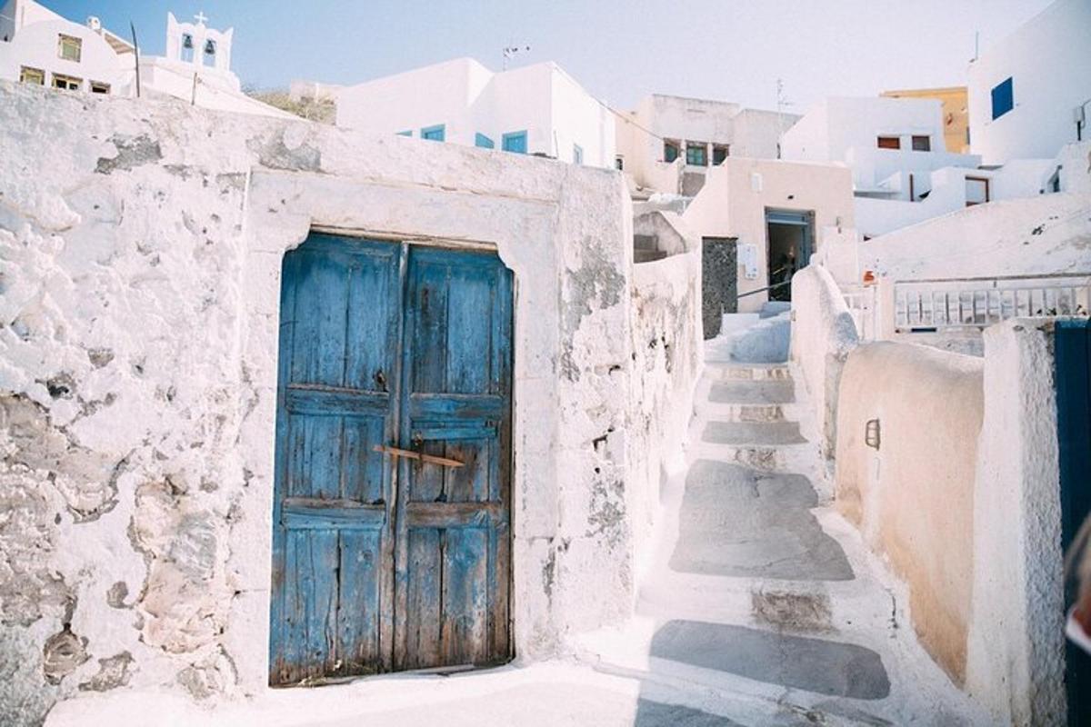 Μια μπλε πόρτα σε ένα άσπρο κτίριο με τα σκαλοπάτια