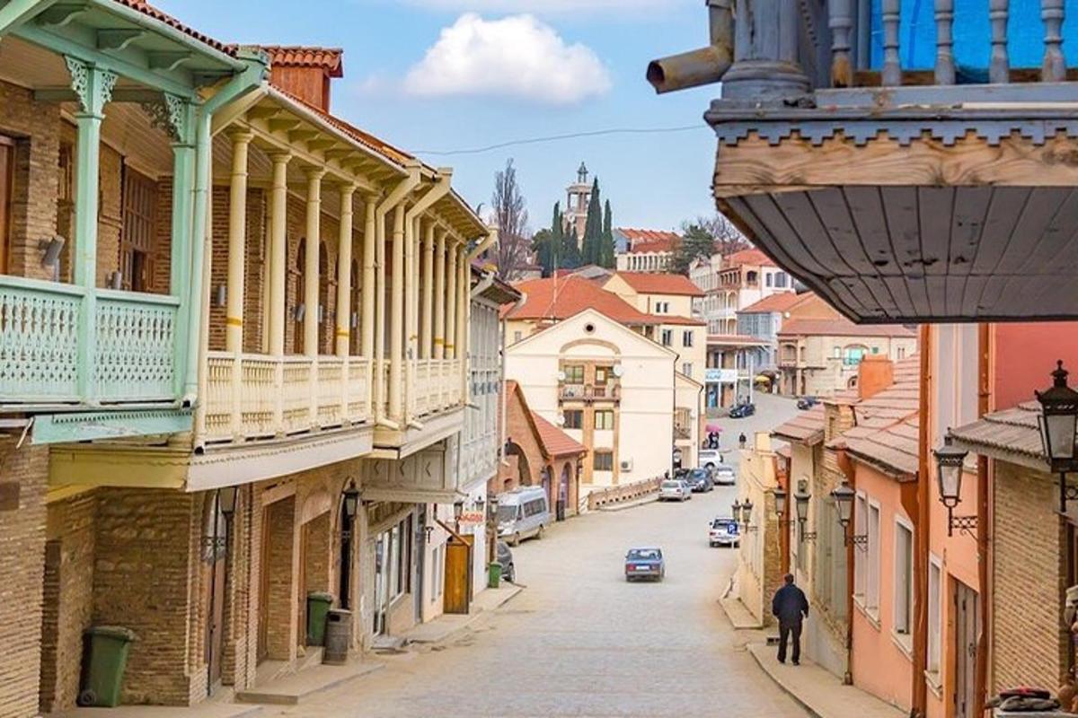 egy férfi sétál egy épületekkel teli városi utcán