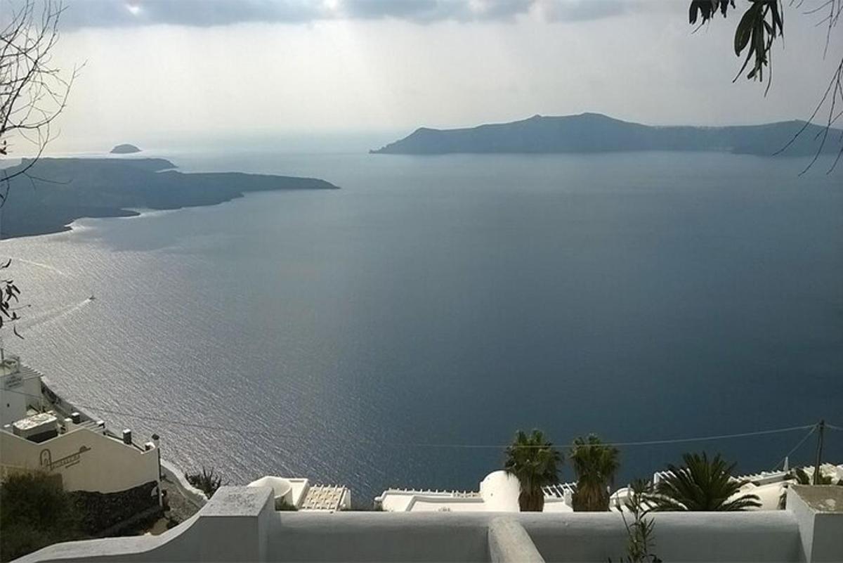 μια θέα σε ένα μεγάλο υδάτινο σώμα
