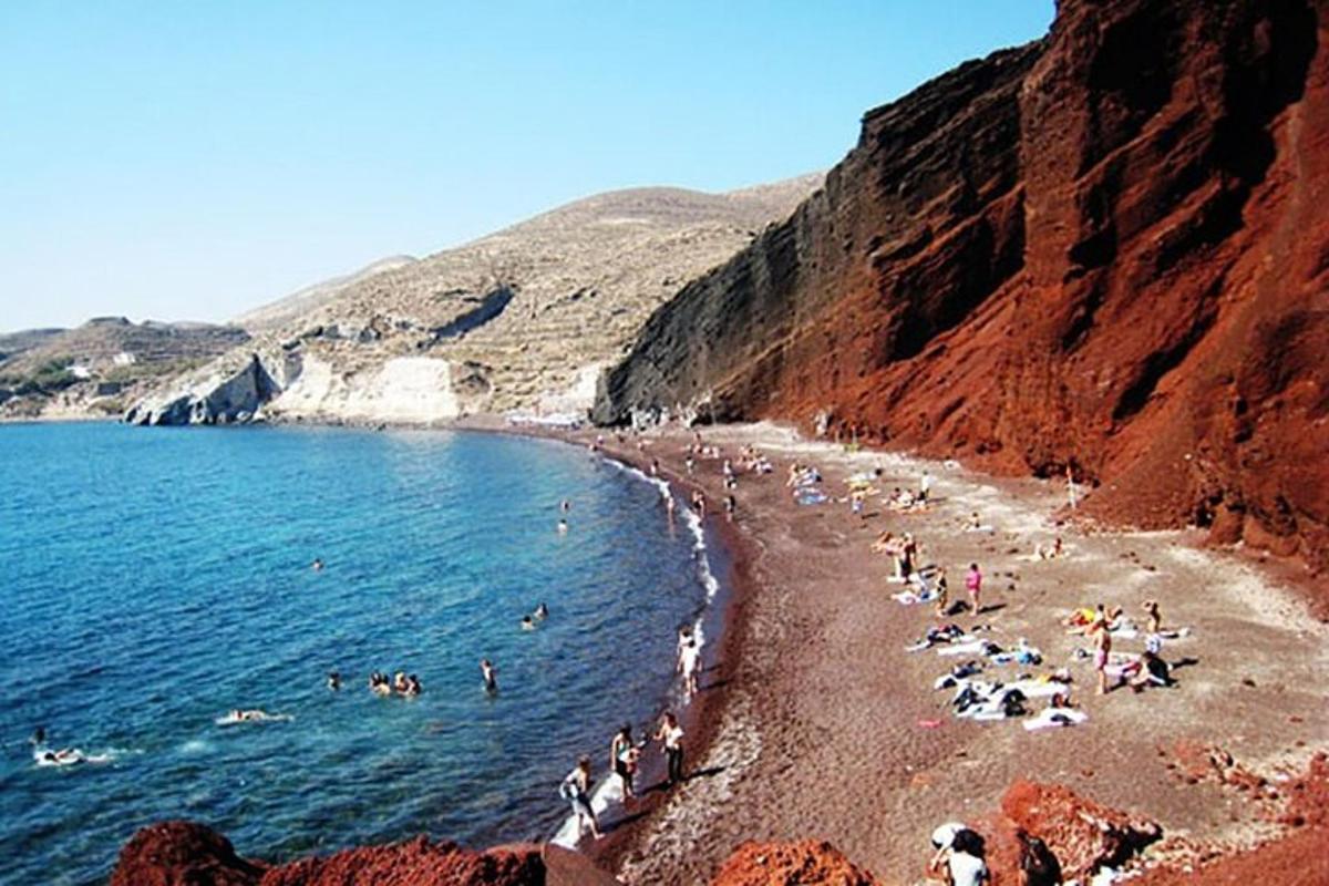 μια ομάδα ανθρώπων σε μια παραλία κοντά στο νερό