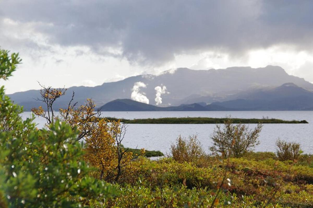 stórt vatn með fjalli í bakgrunni