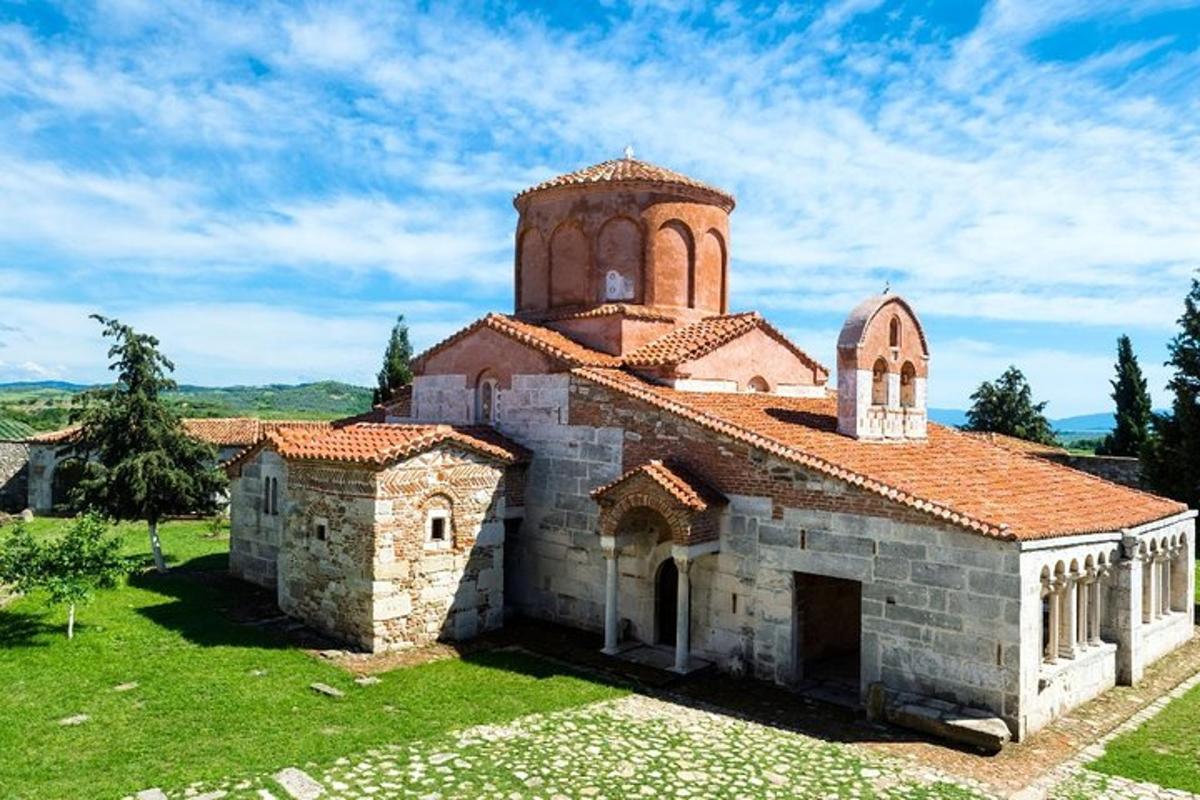 starý kostel s věží na zelené louce