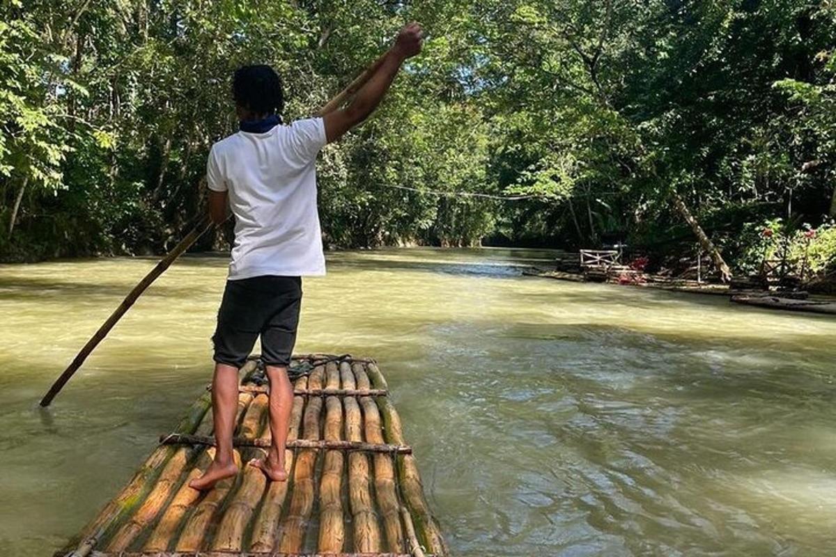 isang lalaki ang nakatayo sa isang balsa sa tubig