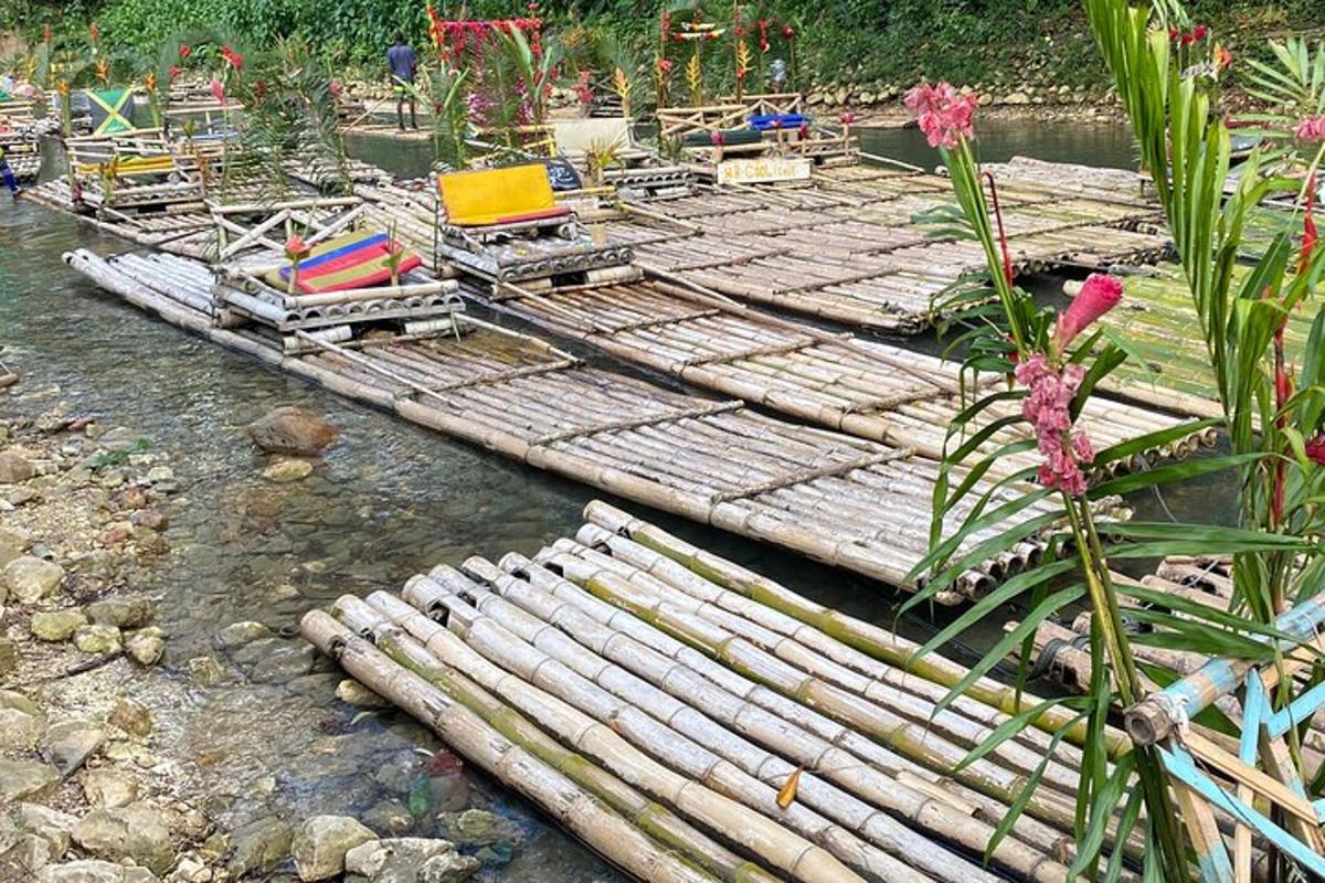 isang hilera ng mga balsa na gawa sa kahoy sa isang ilog na may mga upuan
