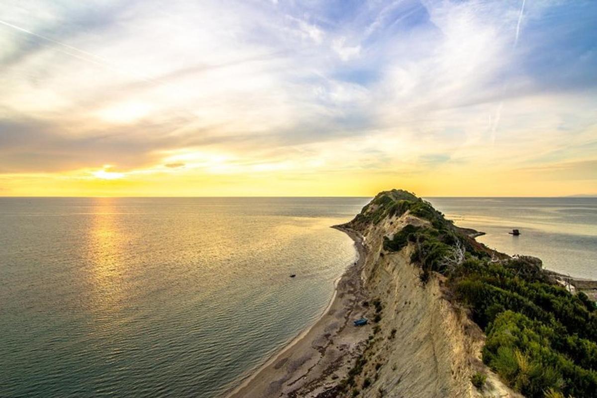 otok v oceanu s sončnim zahodom