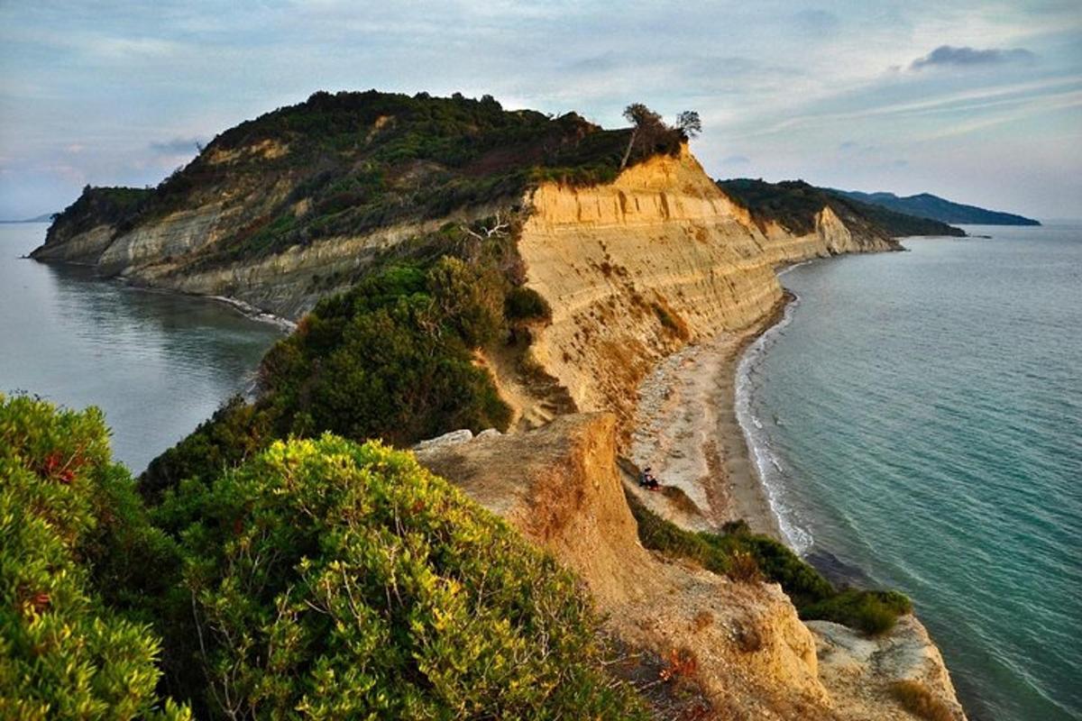 pogled na skalnat otok v oceanu