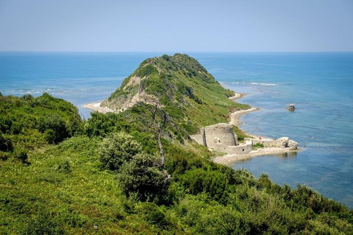 grad na hribu ob oceanu