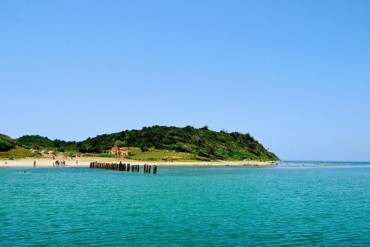 veliko vodno telo s plažo in otokom