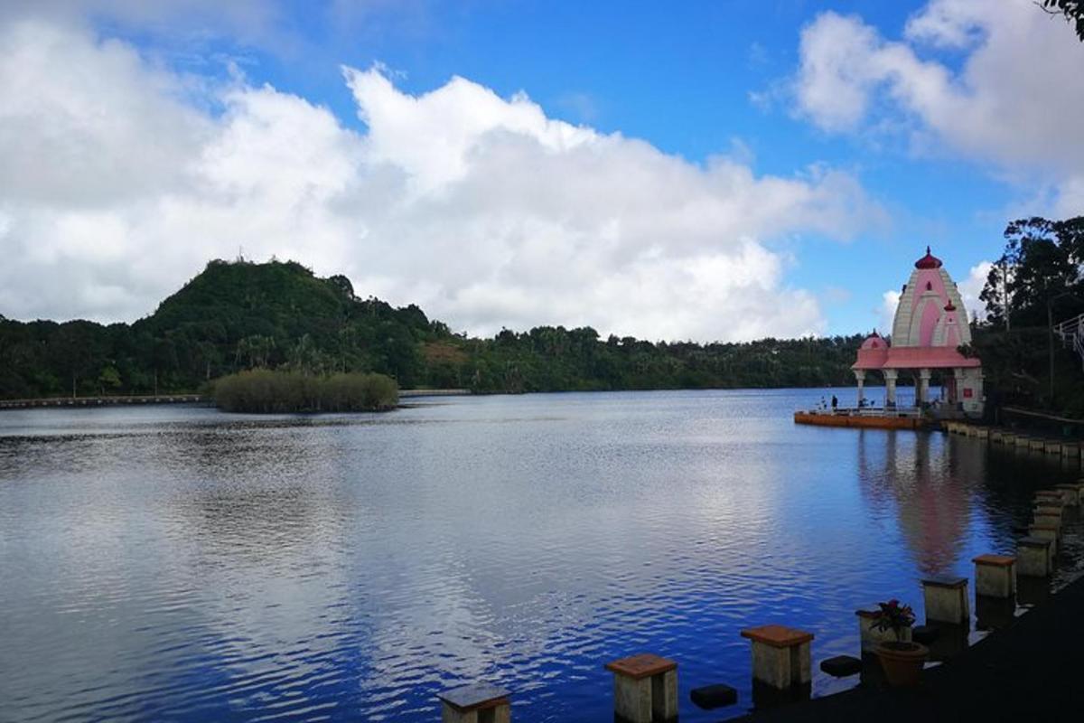 un grande lago con un edificio rosa al centro