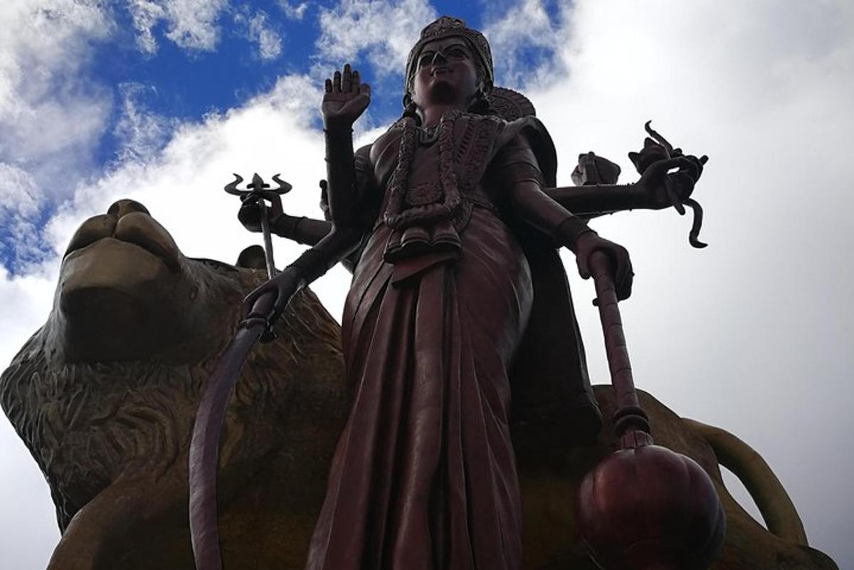 una statua di una donna in piedi su un orso