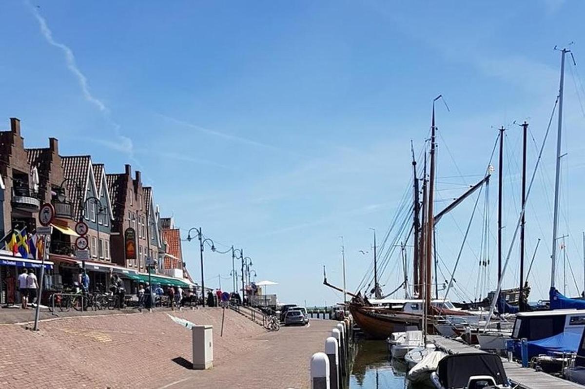 přístav s loděmi kotvenými ve vodě a budovami