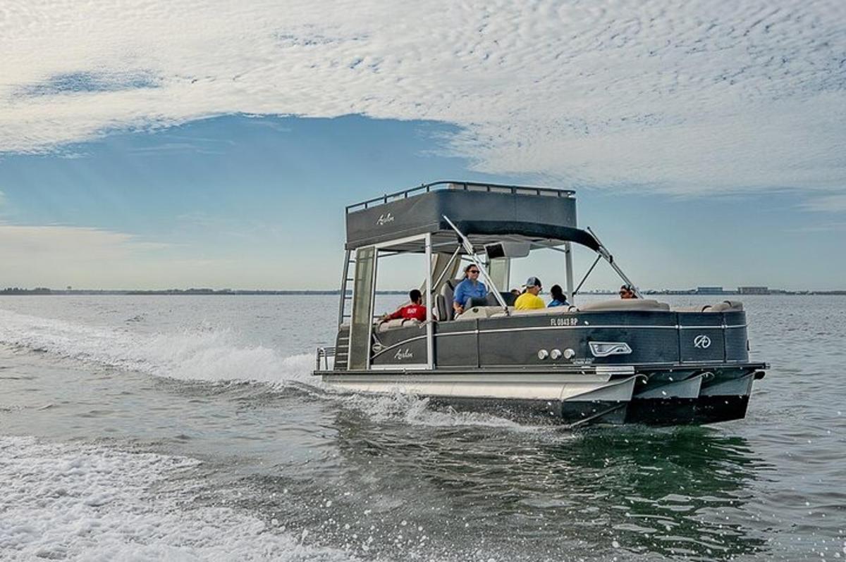 een groep mensen op een boot in het water