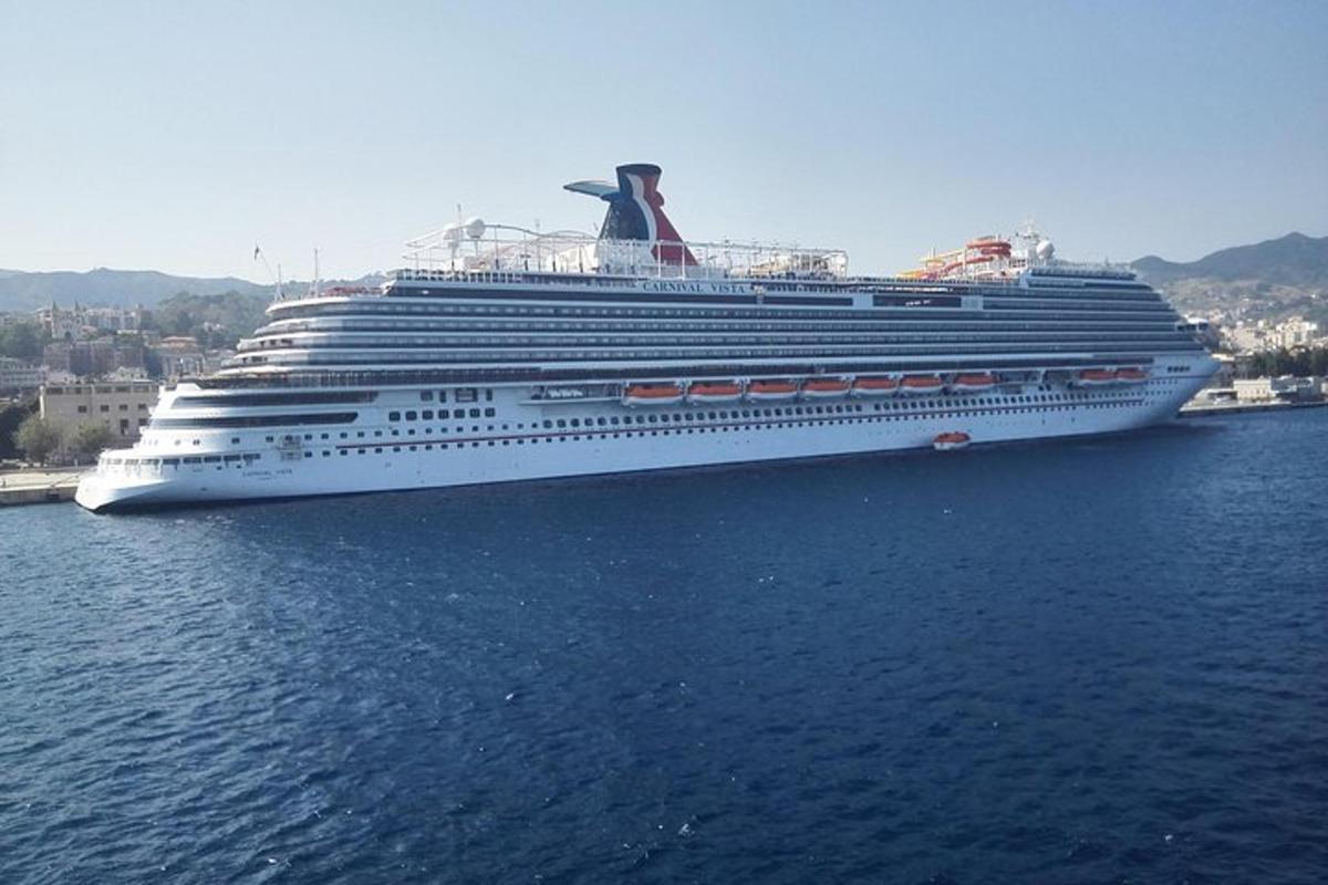 isang cruise ship na nakaupo sa tubig