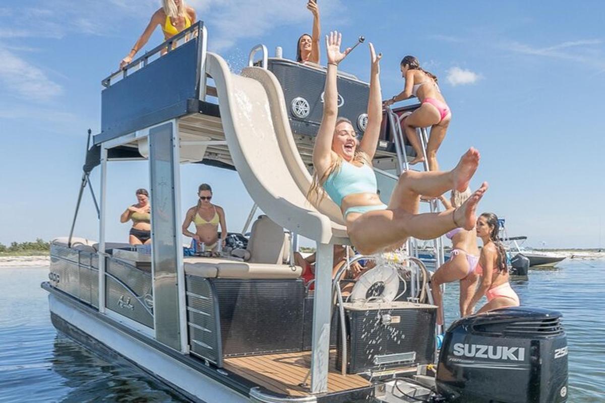 een groep mensen die van een pontonboot springt