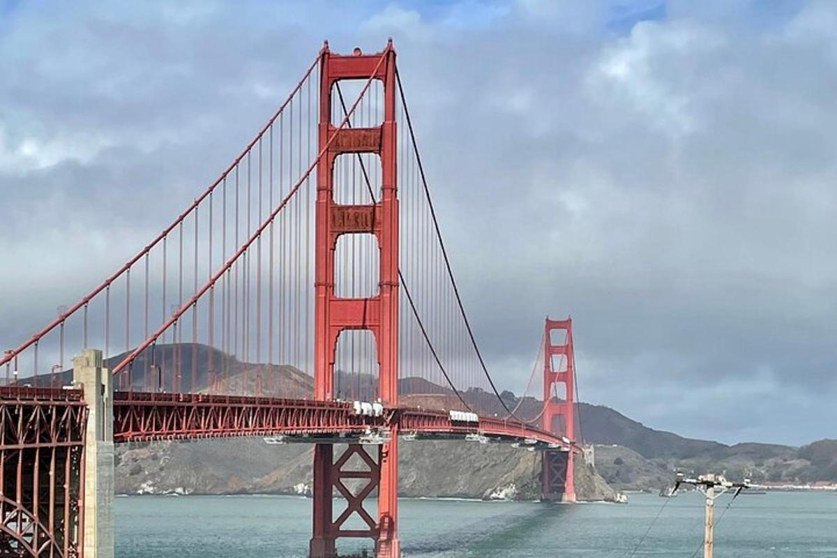 uma ponte golden gate com um trem nela