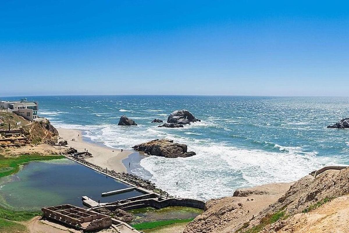 uma vista de uma praia com pedras e o oceano