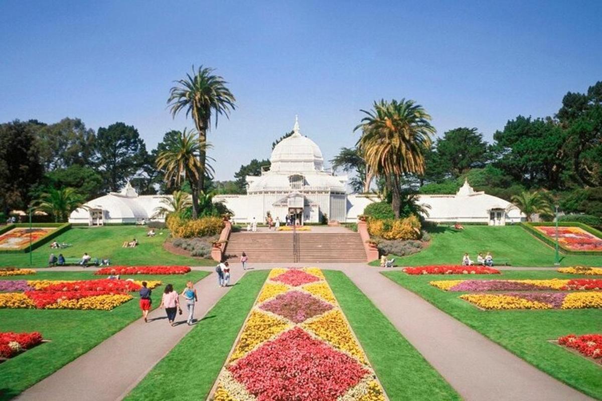 uma vista de um jardim com um edifício ao fundo