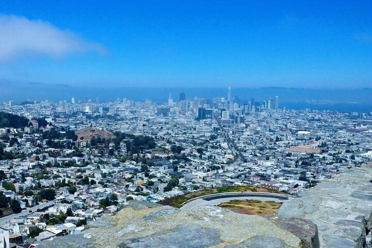 μια θέα μιας πόλης από την κορυφή ενός βουνού