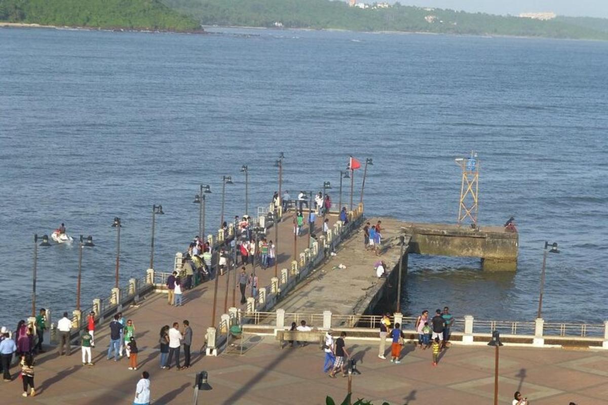 isang grupo ng mga taong naglalakad sa isang pier malapit sa tubig